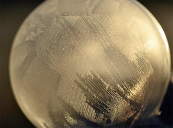 frozen-soap-bubbles-20140106020
