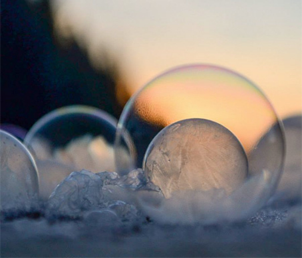 frozen-soap-bubbles-20140106025