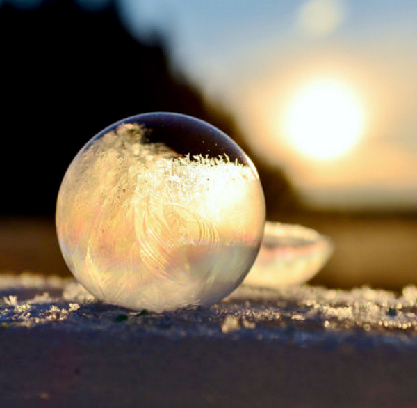 frozen-soap-bubbles-20140106031