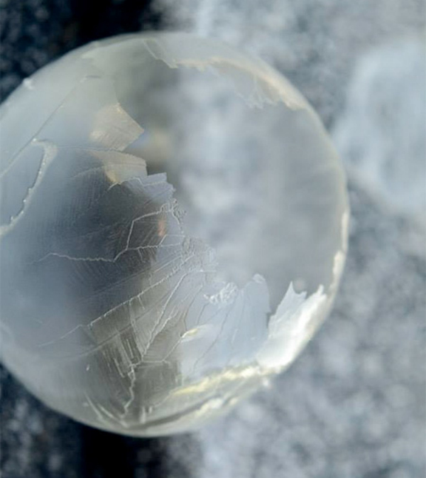 frozen-soap-bubbles-20140106033